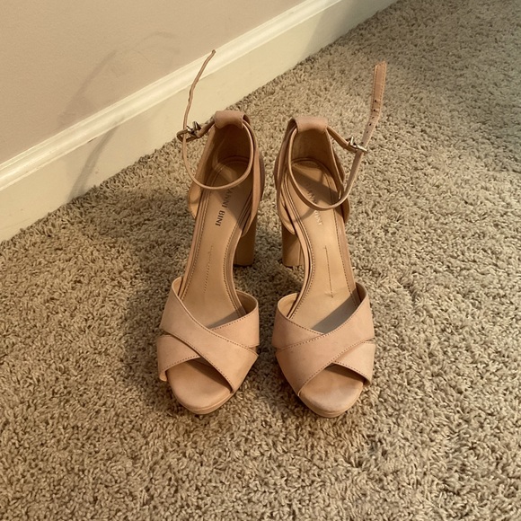 Gianni Bini nude colored heels - size 8.5M - Picture 1 of 6